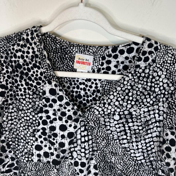 Ruby Rd. FAVORITES Shirt M Black White Abstract V Neck Pullover Top Size Medium - Picture 3 of 7